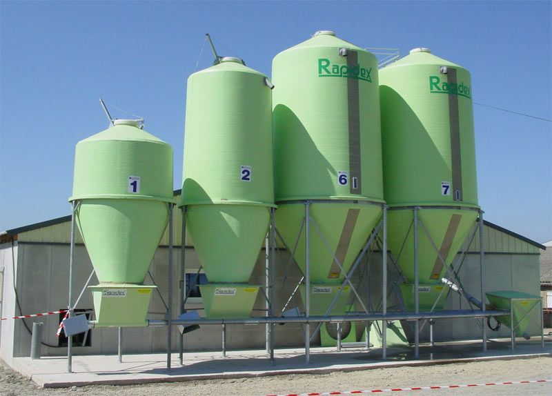 approvisionnement-des-stations-dac-silos-en-polyester-tremie-metallique